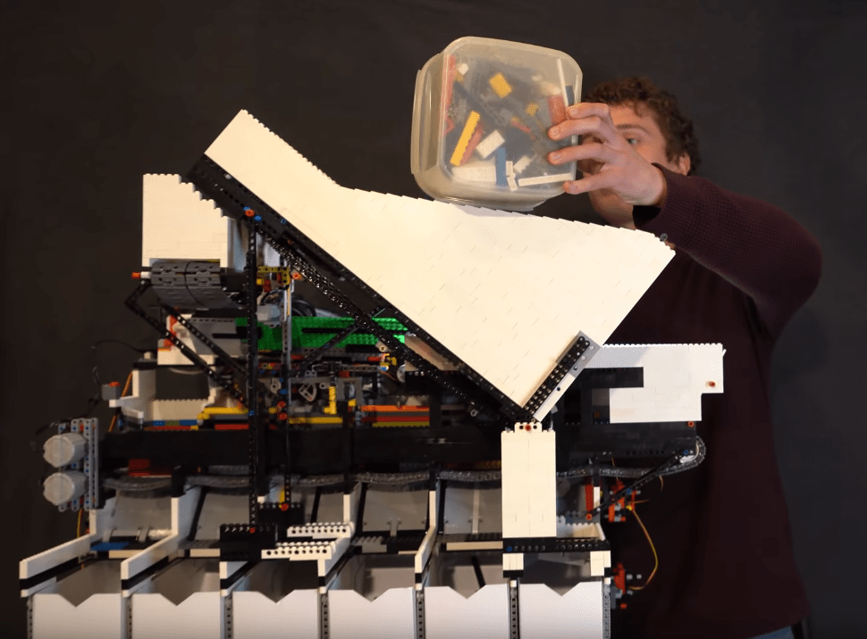 Посмотрите на робота, который сортирует LEGO