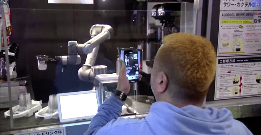 Робот-бармен вышел на работу в Токио