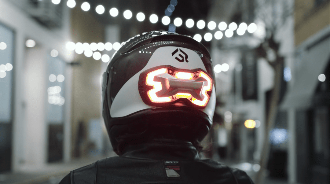 Сигнальная насадка для мотоциклетных шлемов