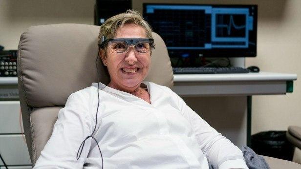 Слепой женщине вживили бионический глаз