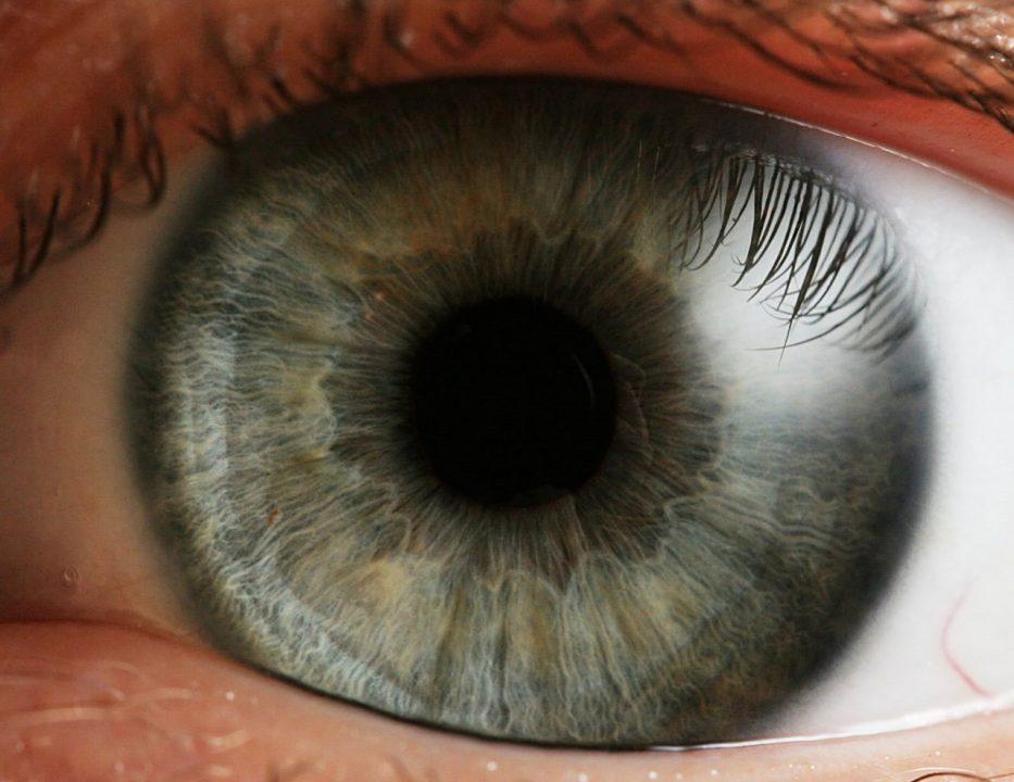 Изобрели: ИИ лечит рассеянный склероз по глазам