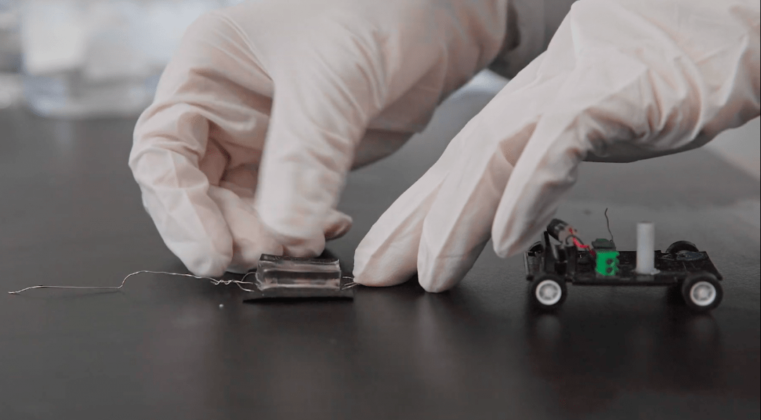 Учёные создали гибрид коллектора и батарейки, который «ест» металл