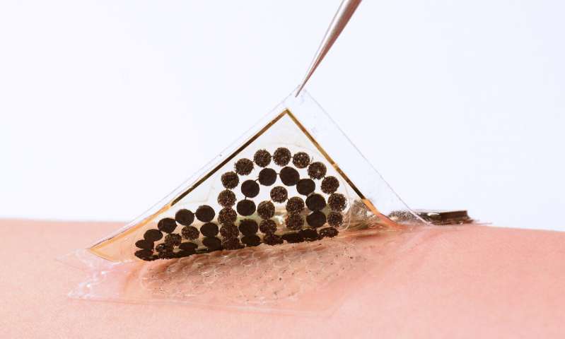 Создали электронную кожу, которая берёт электричество из пота