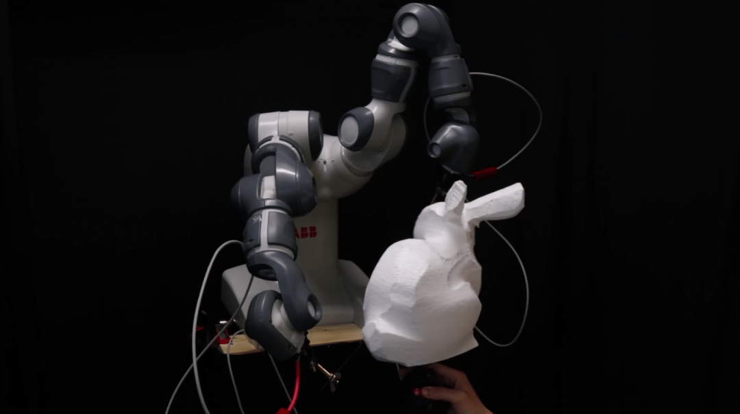 Посмотрите, как робот вырезает фигурку кролика из пенопласта