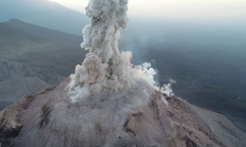 Беспилотники наблюдают за  действующими вулканами