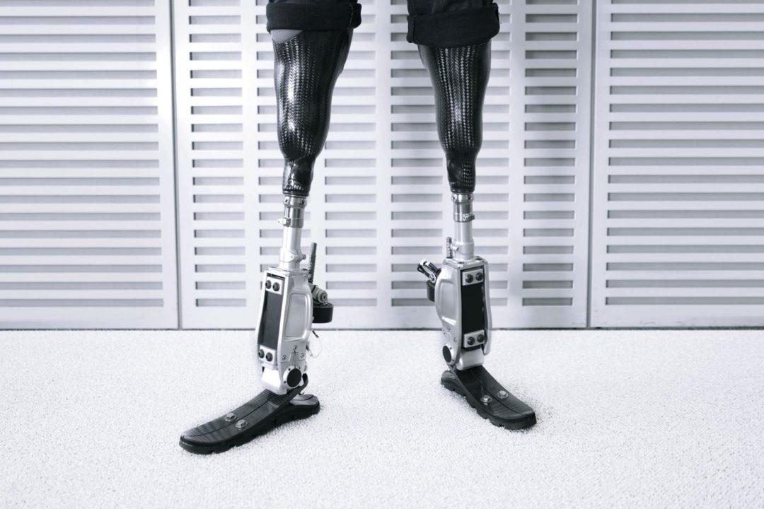 Разработали бионический протез, который работает не хуже настоящей ноги