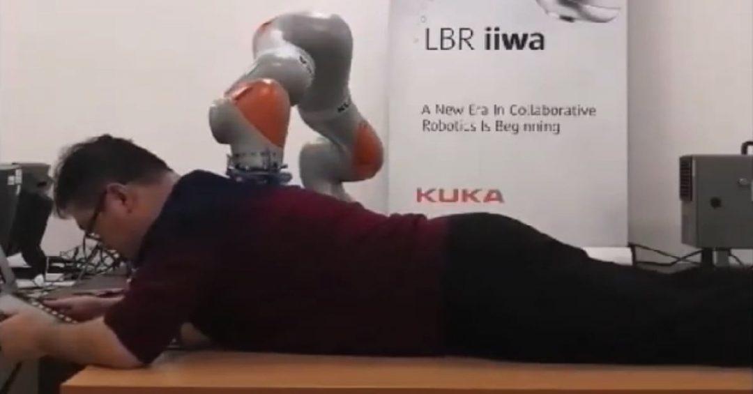 Промышленного робота научили делать массаж