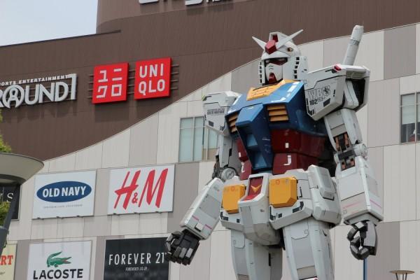 Огромный японский робот сделал первый шаг