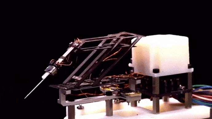 Инженеры создали крохотного робота-хирурга