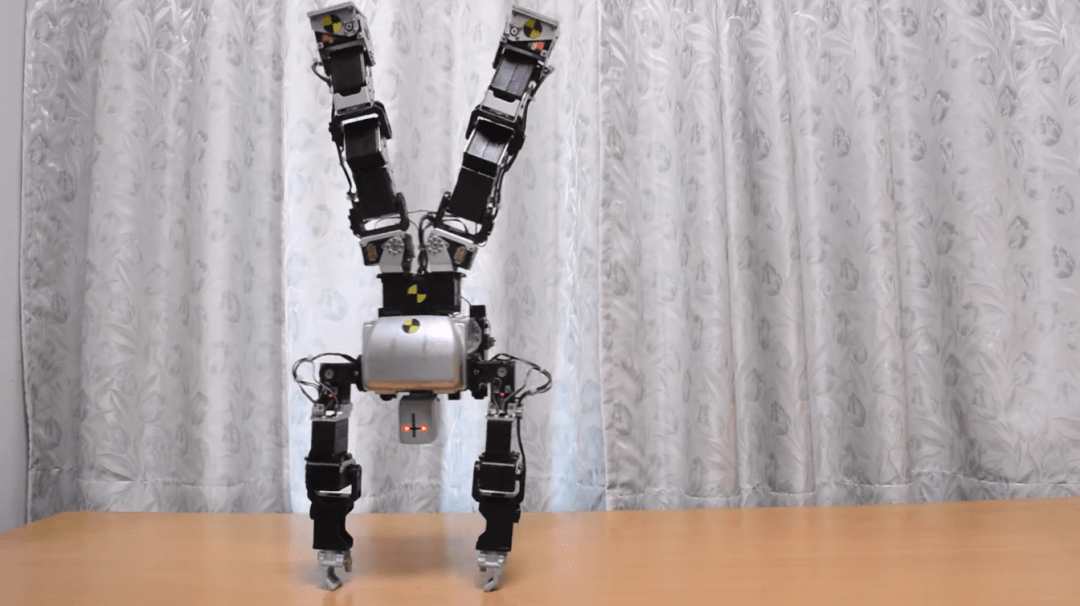 Японский роботовод обучил своего двуногого робота держать баланс как человек