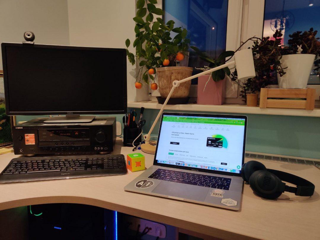 Домашнее рабочее место: MacBook Pro, наушники и мини-оранжерея на подоконнике