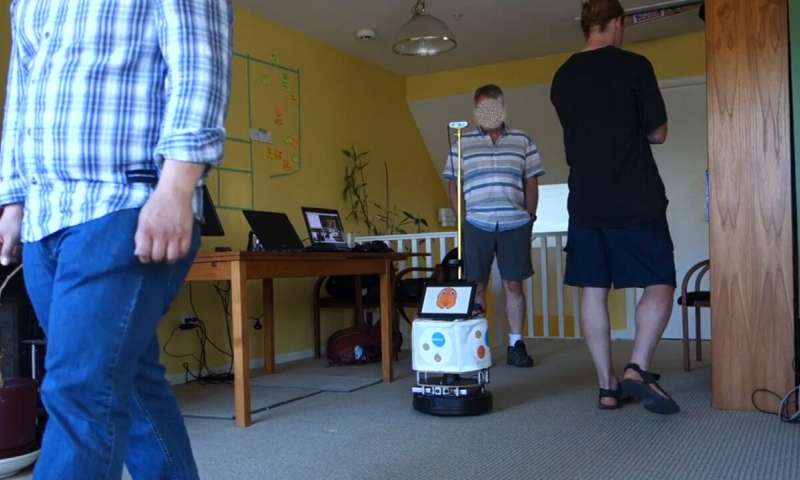 Придумали робота, который ходит за определёнными людьми