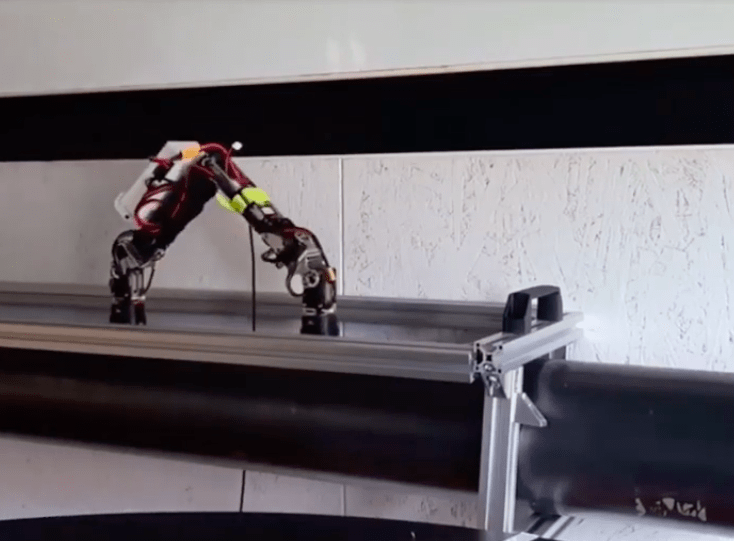 Робот-акробат, который ходит по трубам