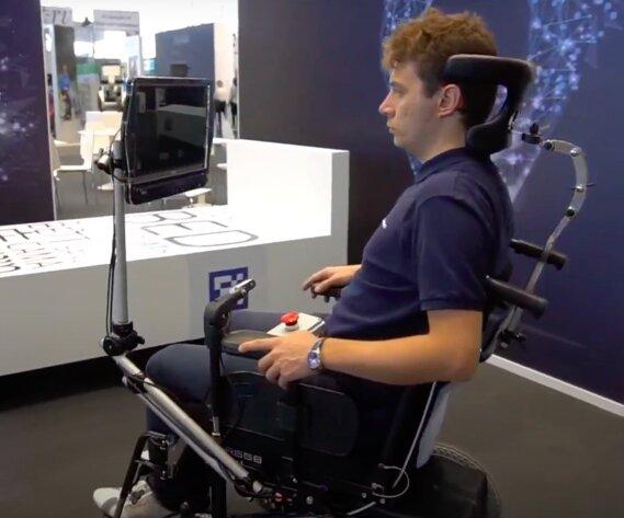 Инженеры создали инвалидное кресло, которое управляется взглядом