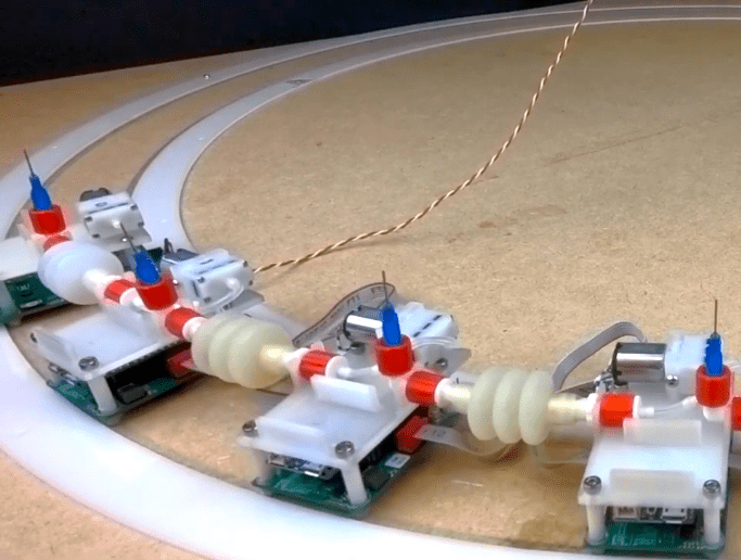 Инженеры научили простейших роботов двигаться паровозиком
