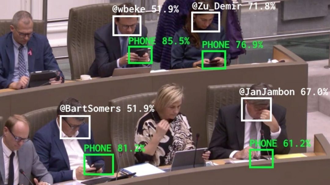 Нейронка журит политиков, которые залипают в телефоны на заседаниях