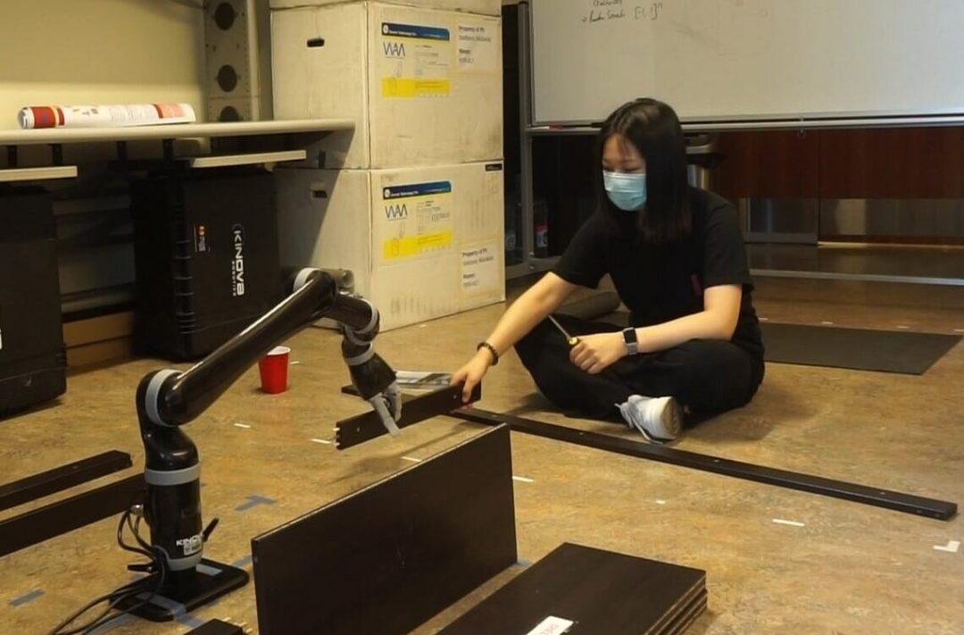 Сделали робота, который помогает собрать шкаф из ИКЕИ