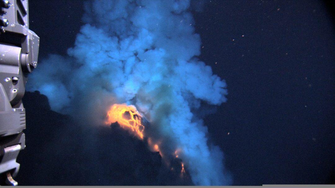 Научились предсказывать извержения подводных вулканов с помощью спутников
