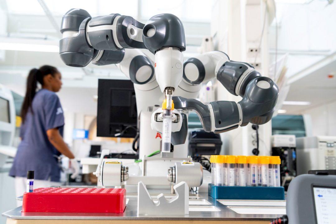 Посмотрите: роботы помогают в медицинской лаборатории