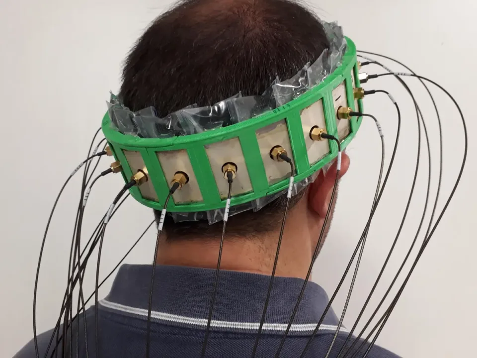 Новый умный шлем диагностирует инсульт с помощью электромагнитных волн