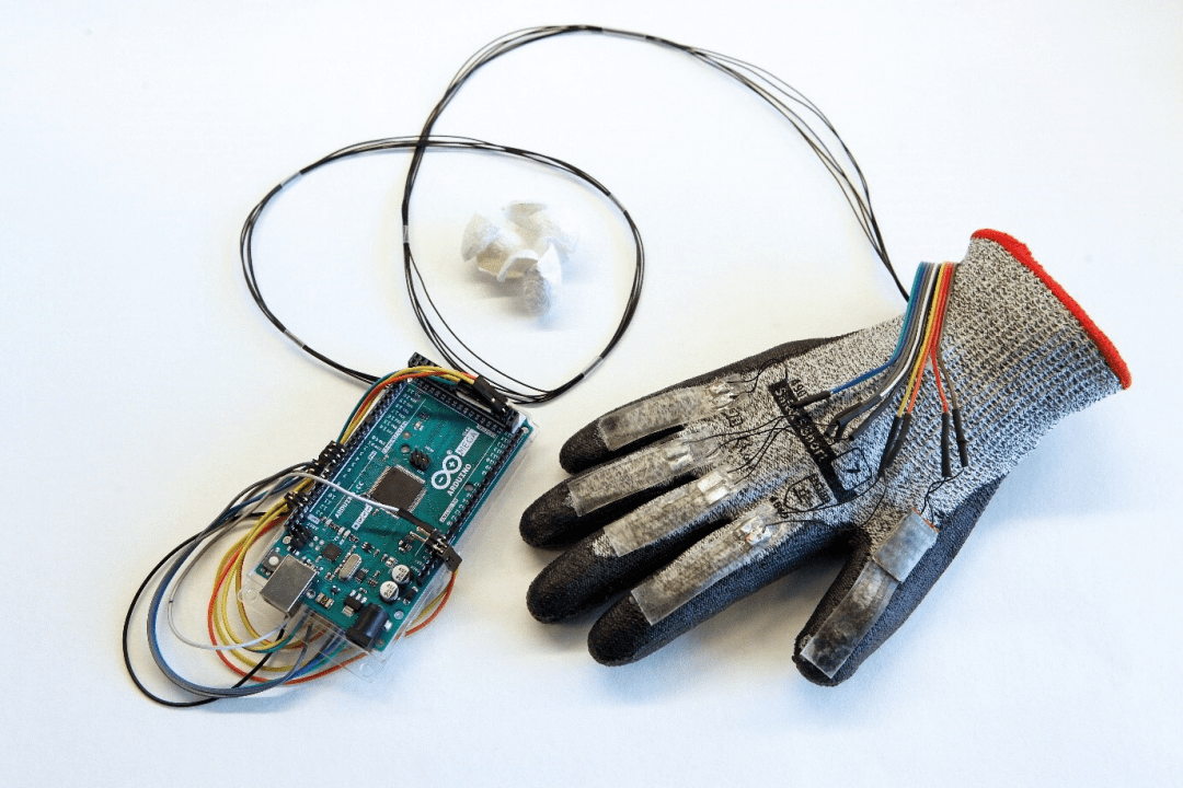 Разработали бионическую перчатку, которая распознаёт язык жестов