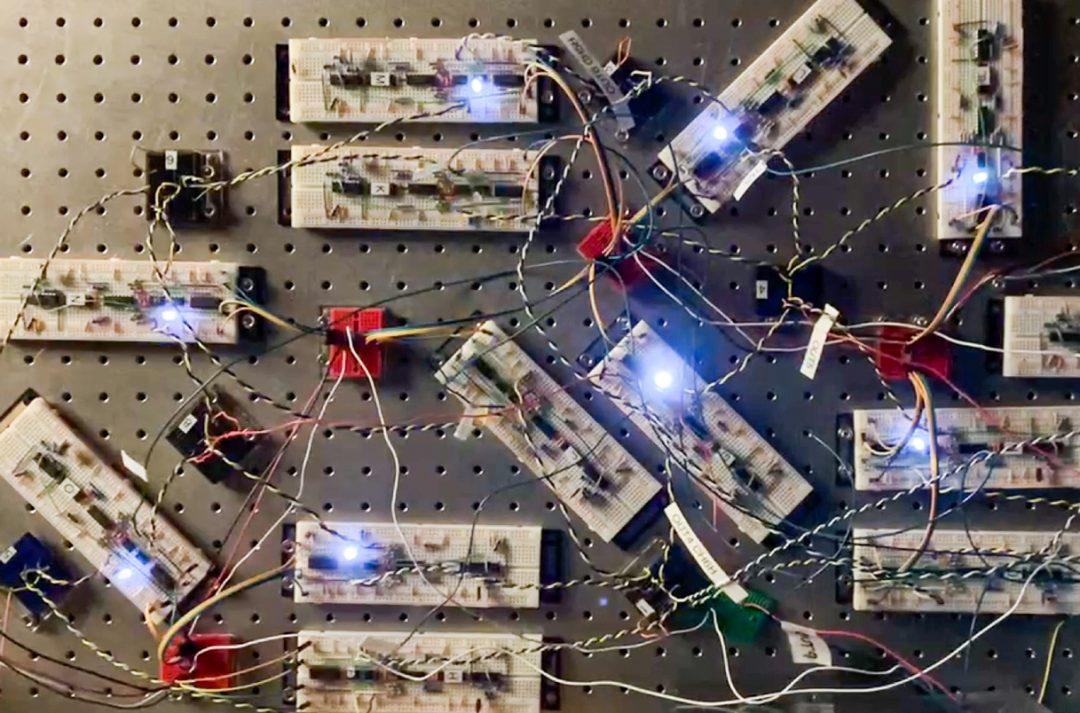 Создали электрическую cеть, которая может обучаться без компьютера