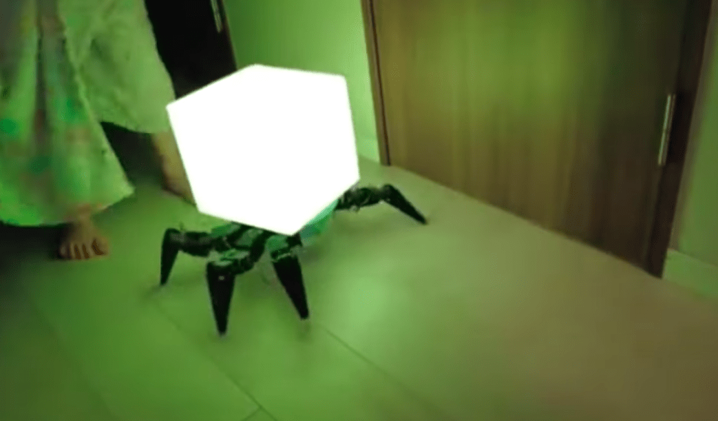 Инженер сделал лампу-паука для детей, которые боятся темноты