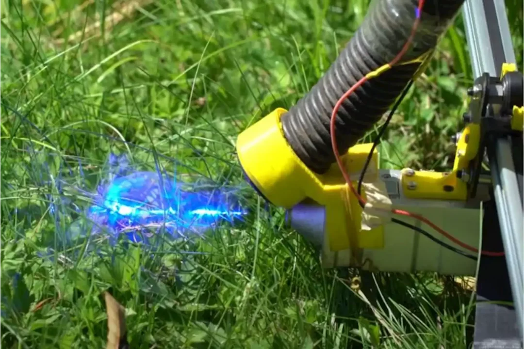Ютубер сделал автоматическую лазерную газонокосилку