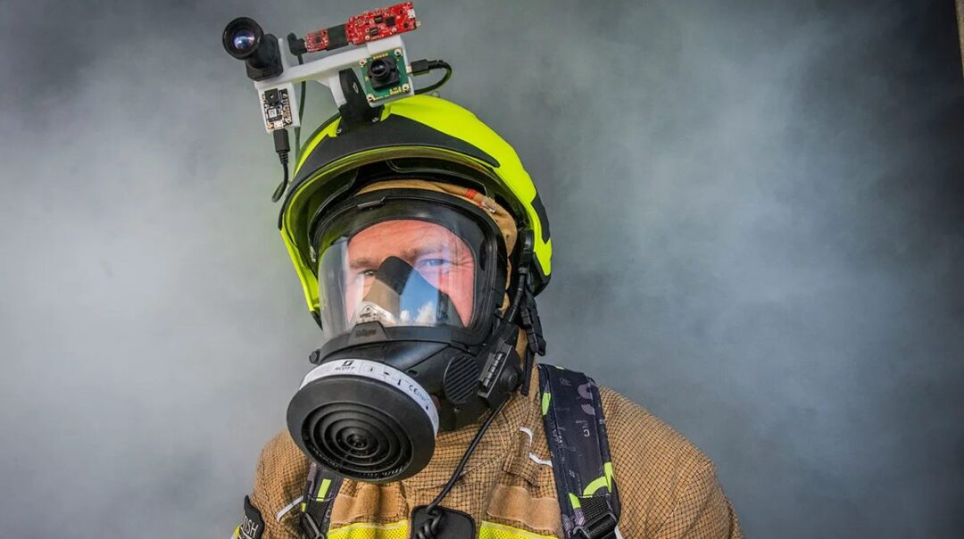 Создали умный шлем для пожарных, который помогает находить пострадавших