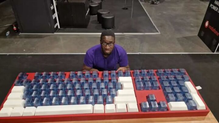 Технодурка: ютубер сделал гигантскую механическую клавиатуру, которая работает