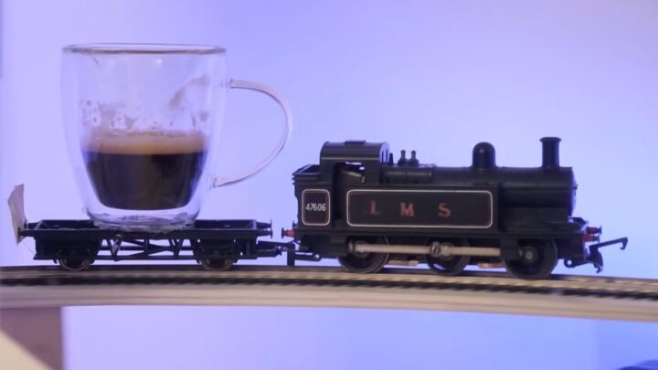 Технодурка: ютубер построил модель железной дороги, которая доставляет кофе на его стол