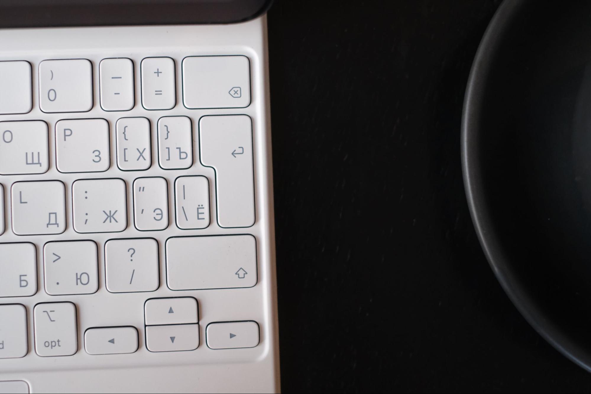 У клавиатуры Magic Keyboard справа уменьшенные клавиши, но это почему-то не мешает работать