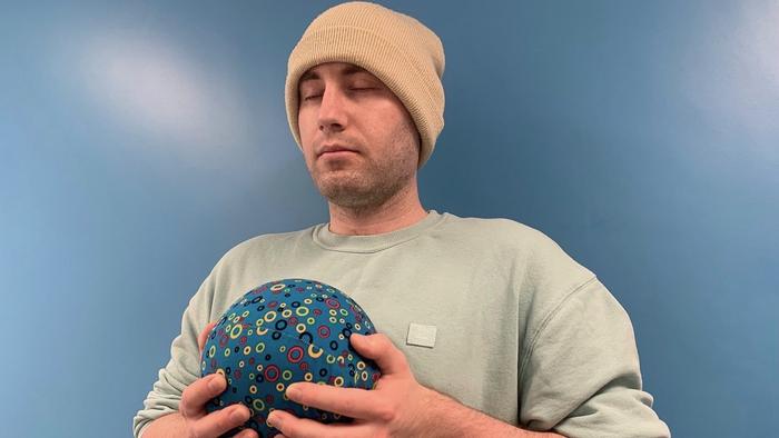 Сделали мяч, который меняет форму от дыхания пользователя и помогает поддерживать психическое здоровье