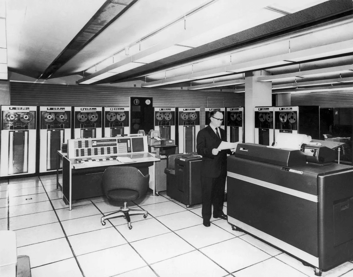 А так выглядел компьютер IBM 7090