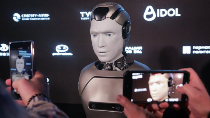 Робот Aidol упал на презентации. Это тоже опыт, отметил разработчик