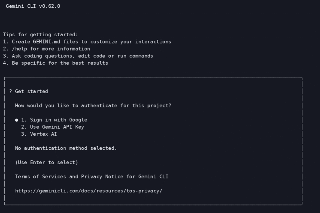 Первый запуск Gemini CLI 0.62.0. В меню остаётся пункт входа через Google; доступ зависит от типа аккаунта.